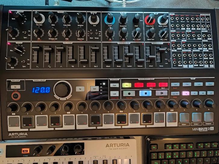 Arturia Minibrute 2S Noir edition, incl. Decksaver, Muziek en Instrumenten, Synthesizers, Zo goed als nieuw, Met midi-aansluiting