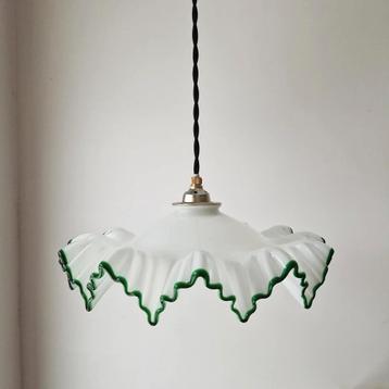 Vintage Franse opaline piecrust hanglamp.  beschikbaar voor biedingen