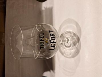 Diverse bier en sangriaglazen beschikbaar voor biedingen