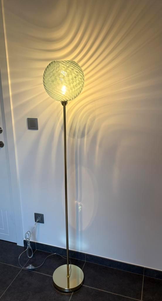 Elegante Ilaria vloerlamp – blauw glas & messing, Huis en Inrichting, Lampen | Vloerlampen, Zo goed als nieuw, 150 tot 200 cm