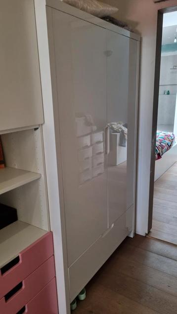 glanzend wit gelakte kast en commode  beschikbaar voor biedingen