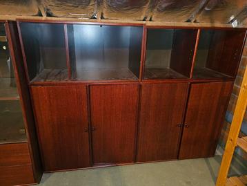 Gratis vol houten kast roodbruin beschikbaar voor biedingen