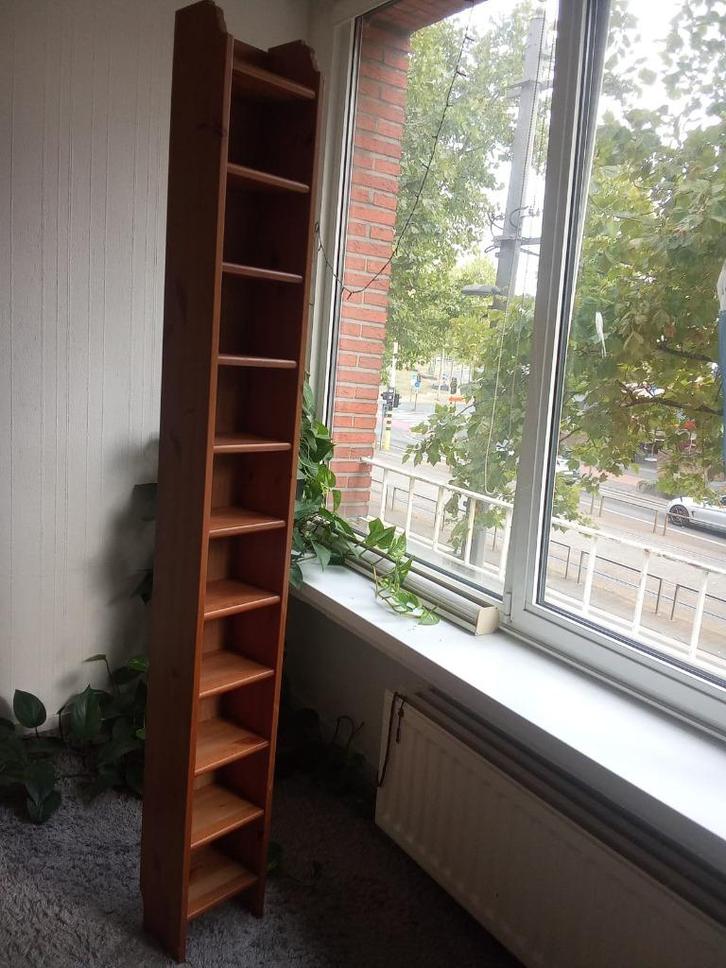 Smalle houten boekenrek. Prijs: €19, Huis en Inrichting, Woonaccessoires | Wandplanken en Boekenplanken, Zo goed als nieuw, Ophalen