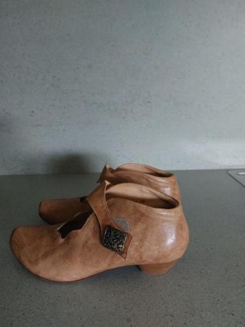 Dames schoenen 'Think" beschikbaar voor biedingen