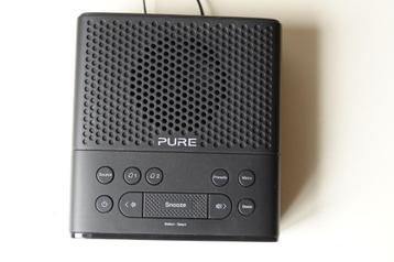 Stijlvolle compacte wekkerradio beschikbaar voor biedingen