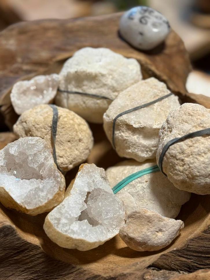 Mooie geodes met bergkristal (ca. 7 cm), Verzamelen, Mineralen en Fossielen, Mineraal, Ophalen of Verzenden