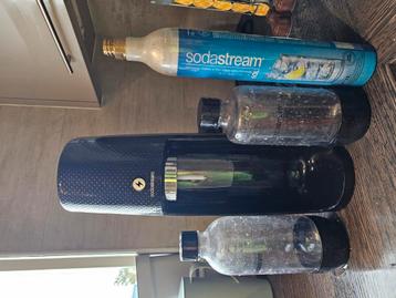 Soda stream met 2 flessen en 2 gasfles beschikbaar voor biedingen