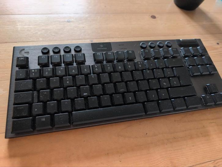 Logitech toetsenbord en touchpad, Computers en Software, Toetsenborden, Zo goed als nieuw, Ophalen