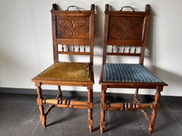 Duo stoelen gestoffeerd met geel en blauwe zitting beschikbaar voor biedingen