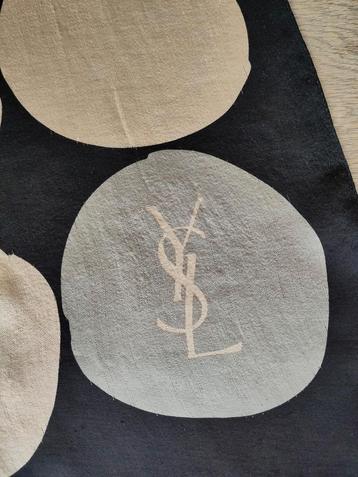 Yves Saint Laurent (YSL) vintage zijde sjaal beschikbaar voor biedingen
