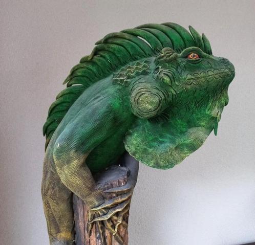 Prachtige grote polyresin leguaan op houten stronk - 190 cm, Antiek en Kunst, Kunst | Beelden en Houtsnijwerken, Ophalen
