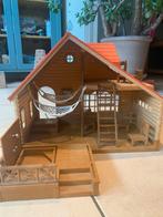 Brown plastic dollhouse with chairs and hammocks, Poppenhuis, Zo goed als nieuw, Ophalen