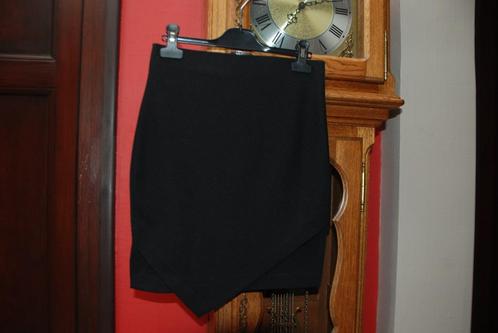Mini Jupe "H&M" asymétrique habillée noire XS Très bon état, Vêtements | Femmes, Jupes, Comme neuf, Taille 34 (XS) ou plus petite