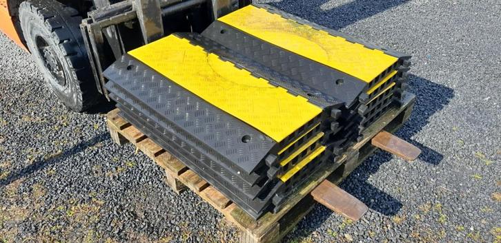 10 gebruikte kabelbeschermers 5 kanalen / tunnels, Doe-het-zelf en Bouw, Elektriciteit en Kabels, Gebruikt, Overige typen, Ophalen