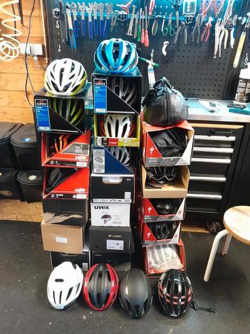 Casques de vélo divers, neufs et d'occasion. Par pièce ou en disponible aux enchères