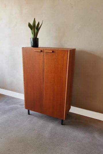 Vintage kast  beschikbaar voor biedingen