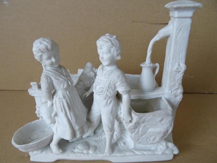 Antiek porseleinen jardinière beeld biscuit porselein 15cm, Verzamelen, Beelden en Beeldjes, Zo goed als nieuw, Mens, Ophalen of Verzenden