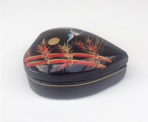 Boîte à bijoux noire en forme de coeur Thai Decor Vintage, Antiquités & Art, Curiosités & Brocante, Enlèvement ou Envoi