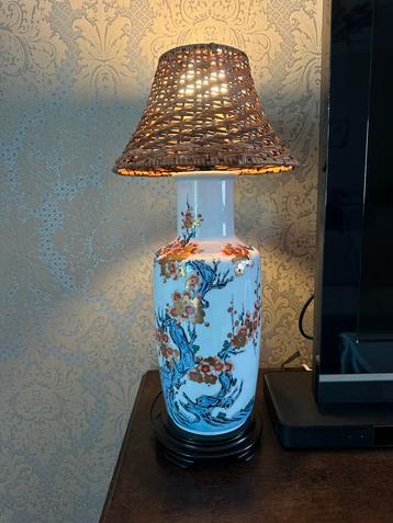 Chinoiserie lampen op voet beschikbaar voor biedingen