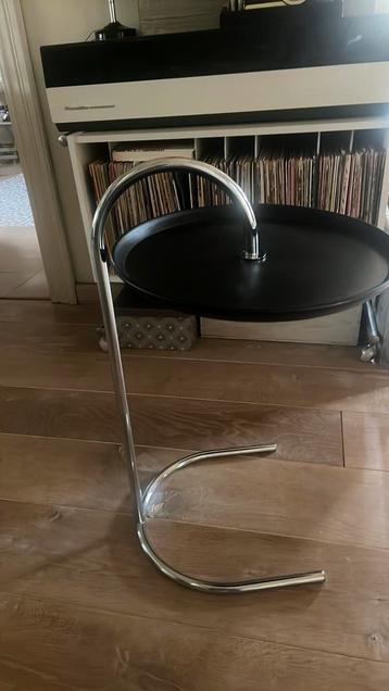Klein vintage tafel beschikbaar voor biedingen