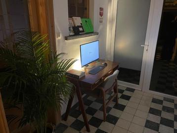 Massief houten bureau beschikbaar voor biedingen