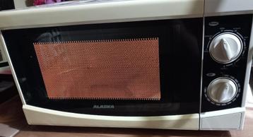 Combinatie van magnetron en grill in Alaska beschikbaar voor biedingen