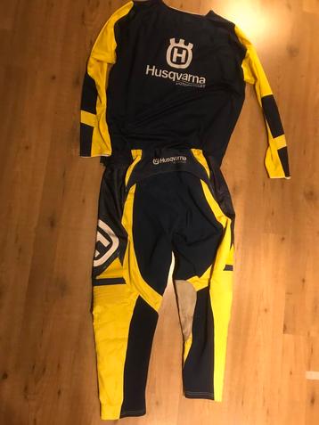 2 setjes crosskleding Husqvarna beschikbaar voor biedingen