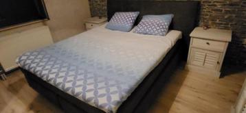 BOXSPRING GROTE AFMETING(EVENTUEEL MET 2 NACHTKASTJES) beschikbaar voor biedingen
