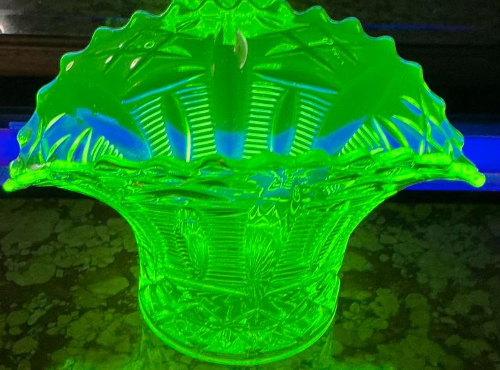 Waaiervaas in uraniumglas, Antiek en Kunst, Antiek | Glaswerk en Kristal, Ophalen of Verzenden