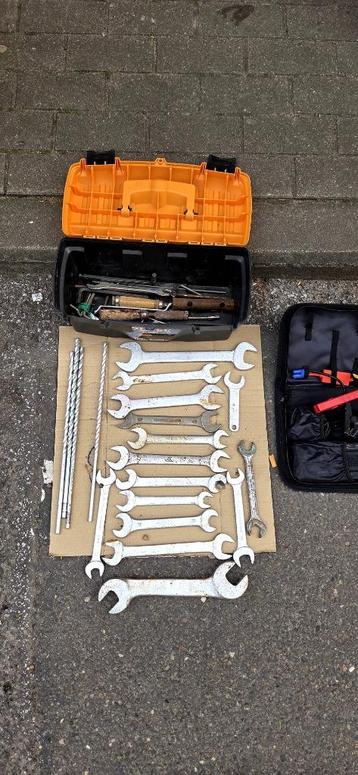 Boite a outils + de 25 pièces  beschikbaar voor biedingen