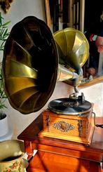 Ancien gramophone fonctionnel de marque Pathé numéroté, Ophalen
