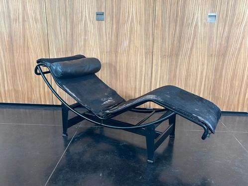Cassina LC4 by Le Corbusier, Huis en Inrichting, Zetels | Zetels en Chaises Longues, Gebruikt, Ophalen