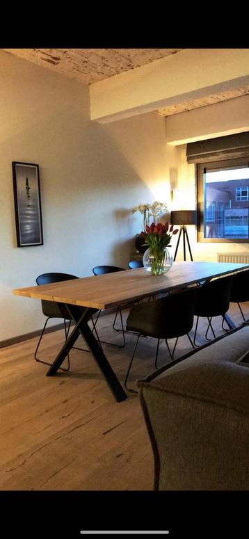 Prachtige stevige kwalitatieve eettafel te koop! beschikbaar voor biedingen