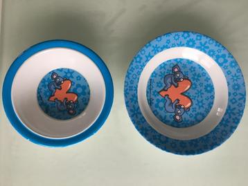 2 Plastic bordjes beschikbaar voor biedingen