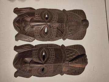 Set van twee West-Afrikaanse maskers beschikbaar voor biedingen