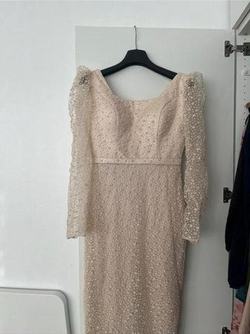 Prachtig elegant verlovingskleed – licht beige met glitters beschikbaar voor biedingen