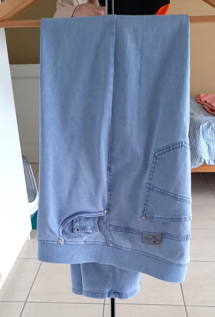 Te koop: Mooie licht blauwe broek van Brax "Raphaël" 42R., Kleding | Dames, Broeken en Pantalons, Gedragen, Maat 42/44 (L), Blauw
