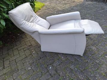 Handmatig verstelbare beige leren fauteuil / stoel beschikbaar voor biedingen