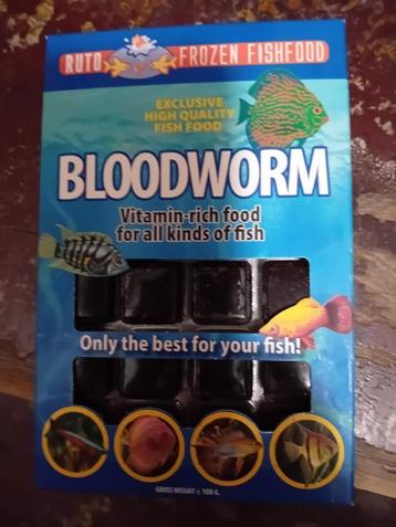 nourriture poisson verre vases rouge bloodworm muggenlarven beschikbaar voor biedingen