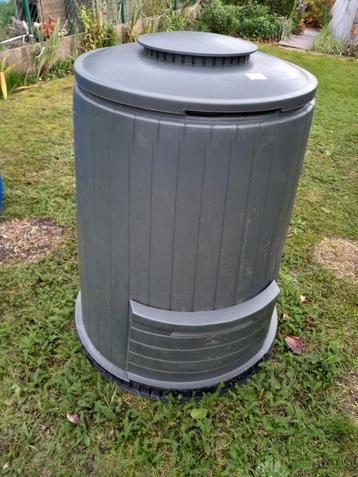 Compostvat met bodemplaat. beschikbaar voor biedingen