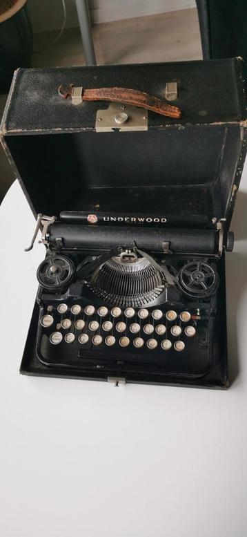 Petite machine à écrire ancienne Underwood avec couvercle