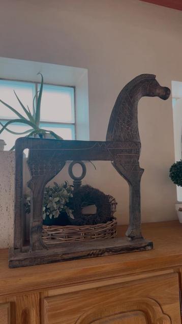 Scandinavische houten paarden beschikbaar voor biedingen