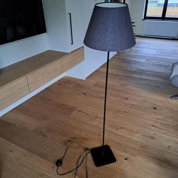 Staanlamp beschikbaar voor biedingen