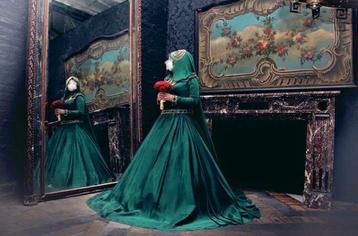 Groene traditionele feestjurk met sluier beschikbaar voor biedingen