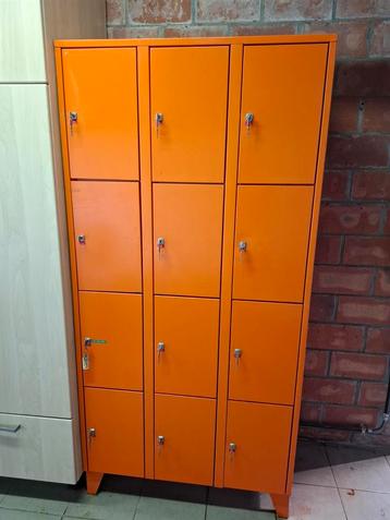 Lockerkast met slotjes beschikbaar voor biedingen