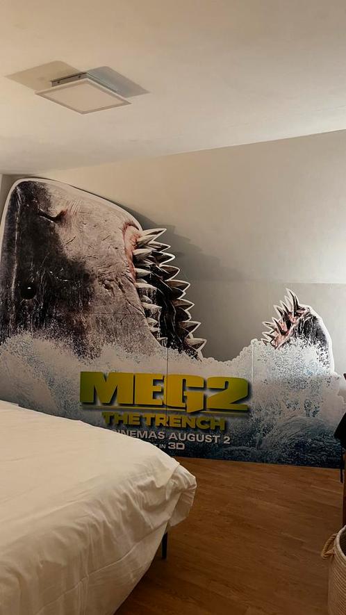Meg 2: The Trench - cardboard cut-out billboard, Verzamelen, Film en Tv, Zo goed als nieuw, Film, Beeldje, Replica of Model, Ophalen of Verzenden