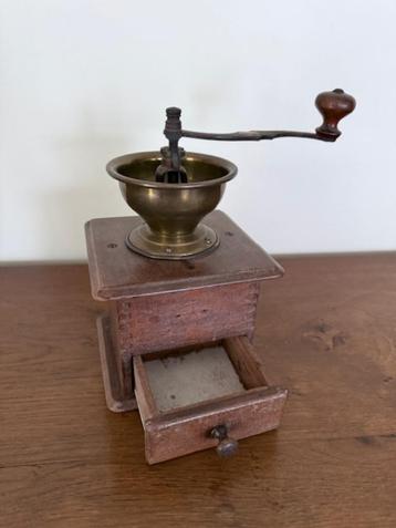 Koffiemolen in werkende staat beschikbaar voor biedingen
