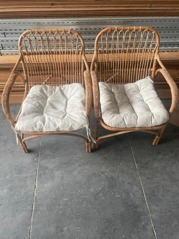 2 vintage rotan stoelen beschikbaar voor biedingen
