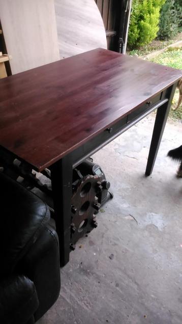 Om een tafel met twee laden te geven  beschikbaar voor biedingen
