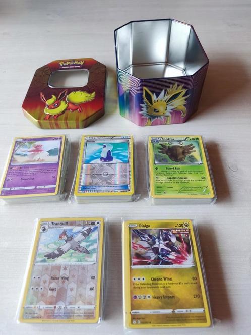 Flareon Tin met 250 Pokemon Kaarten, Hobby en Vrije tijd, Verzamelkaartspellen | Pokémon, Zo goed als nieuw, Meerdere kaarten